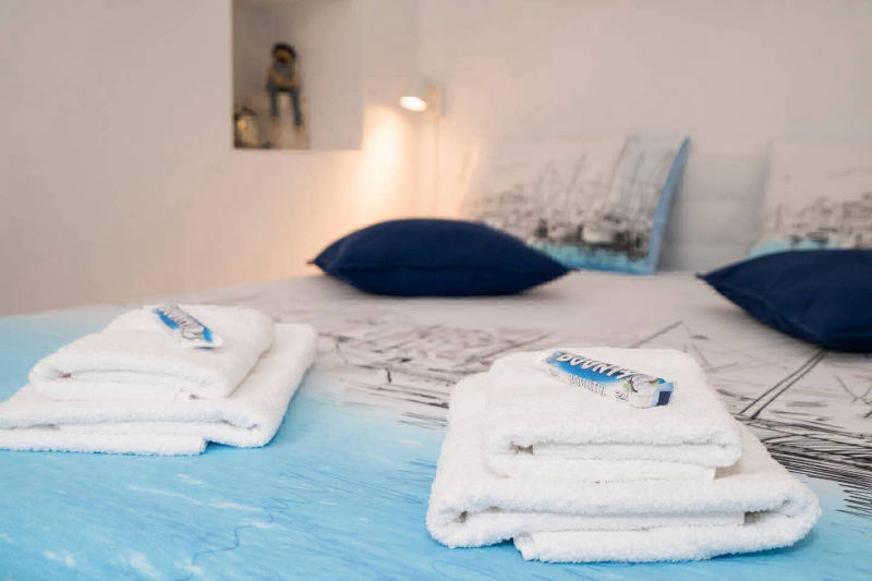 Arco Queen Bed