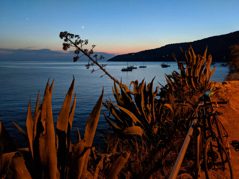 Komiza Kamenica Beach